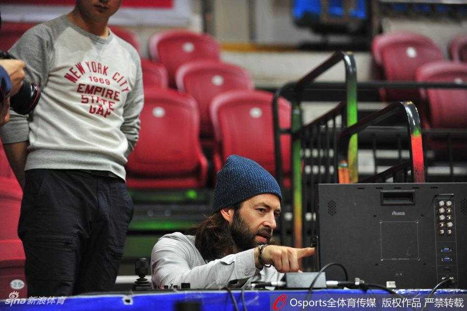CBA总决赛引入美国转播团队,精校计时器只为毫厘间的公正 来自美国的转播专家在CBA赛场边神情专注,正使用专业仪器对计时系统进行最后的校准,他们的到来标志着联赛向职业化迈出关键一步