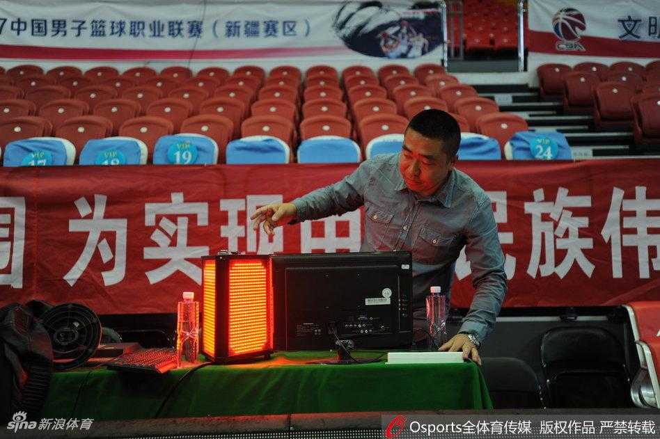 CBA总决赛引入美国转播团队,精校计时器只为毫厘间的公正 在比赛开始前的寂静中,工作人员正在对一条关键的信号线路进行检修,这条线路连接着场边的计时器与记录台,是保障比赛顺畅进行的信息生命线