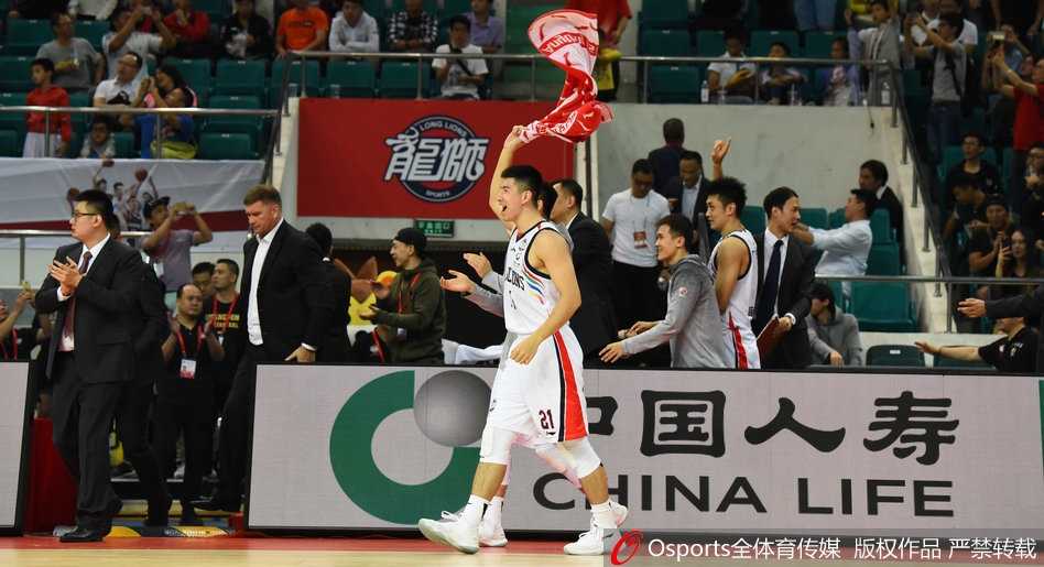 亚洲外援桑尼在三人围堵下依然将球放进篮筐，他贡献了21分15篮板的大号两双，用全能表现证明了亚洲外援的价值。