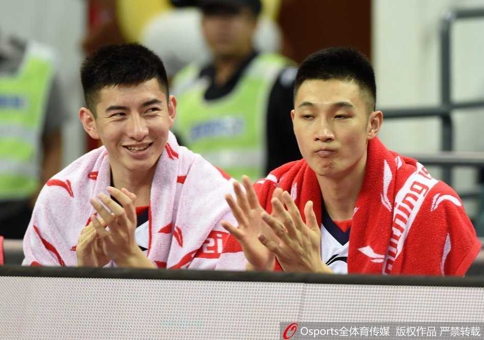 董瀚麟在昔日广州主场高高跃起，以一记势大力沉的双手灌筐回应旧主，全场他7投7中砍下14分，展现了内线高效终结能力。