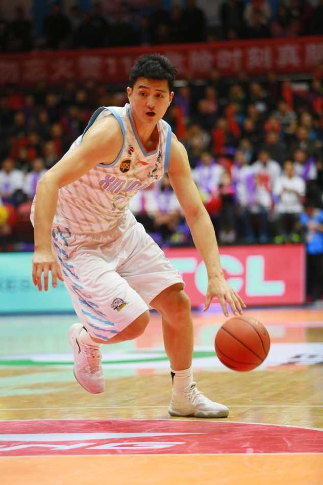 兰德里遭遇新疆队三人围堵，他在肌肉丛林中依然强硬地将球举过头顶，脸上写满了不屈与渴望，仿佛一架即将冲破云霄的