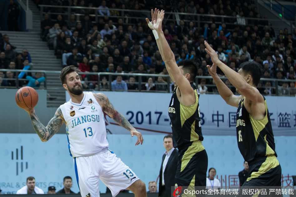 江苏队长易立持球加速突破，犹如一把利刃划破山东队的防线，篮下准备迎接对抗的正是虎视眈眈的陶汉林。