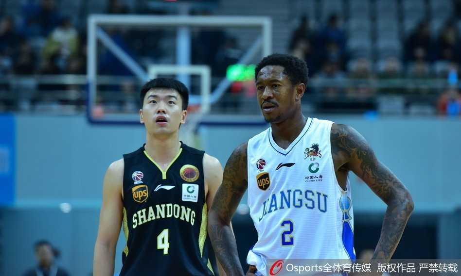 裁判哨响瞬间，双方球员为了争夺球权在地板上展开肉搏，尘土飞扬的赛场氛围透过屏幕扑面而来，诠释了篮球最原始的激情。