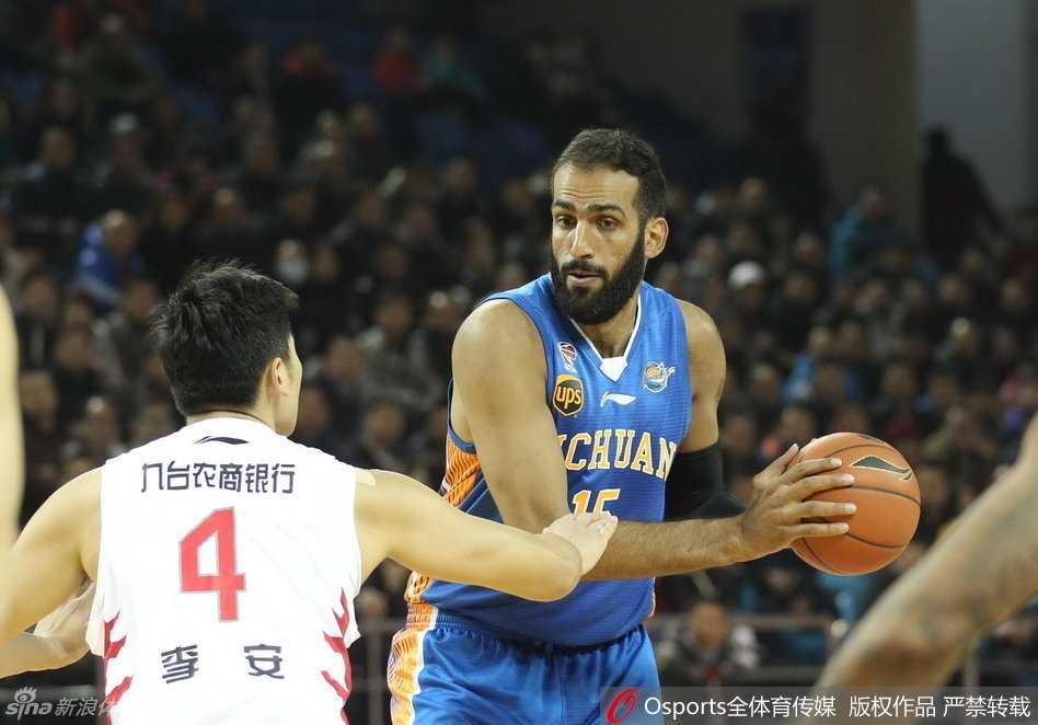 山东高速外援莫泰尤纳斯镇守篮下，如巨灵神般将江苏队的上篮尝试狠狠地扇出界外，排球式的大帽引爆全场欢呼。