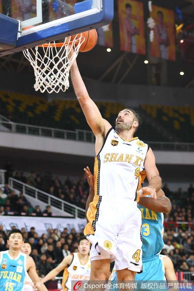 终场哨响后，斯科拉如释重负，激动地与队友沃伦紧紧相拥，这场一分险胜的喜悦和艰辛，全写在了两人的脸上。