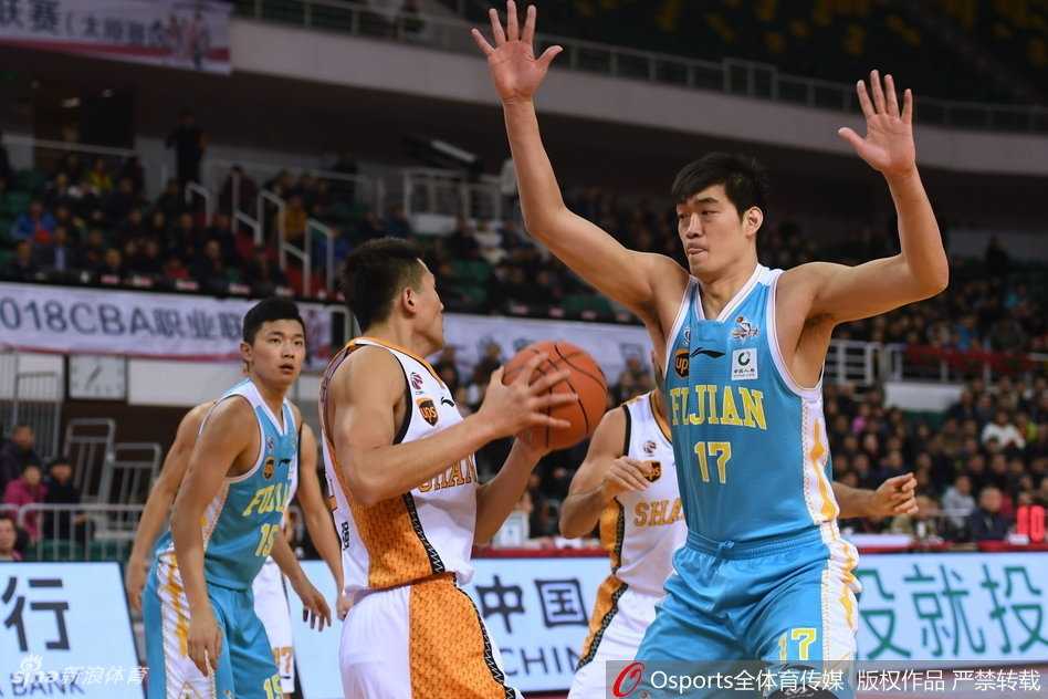 奇兵张泽龙在命中三分后激情怒吼，年轻的脸上满是难以抑制的兴奋与骄傲，这是他职业生涯的荣耀时刻。