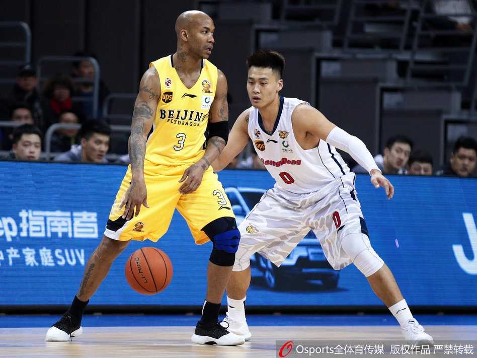 任骏飞如猎豹般启动，抢断后一条龙反击，他高高跃起双手暴扣，身后追防的北控球员只能成为他精彩表演的背景。