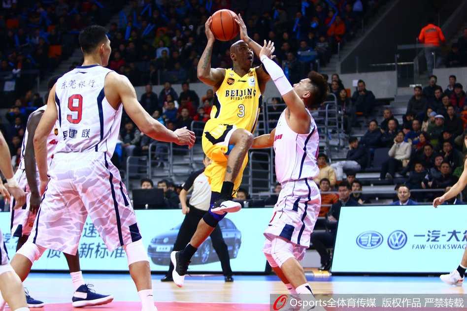 广东队众将围成一圈，彼此紧紧搂住肩膀，眼神中充满了必胜的信念和作为团队一员的坚毅力量。