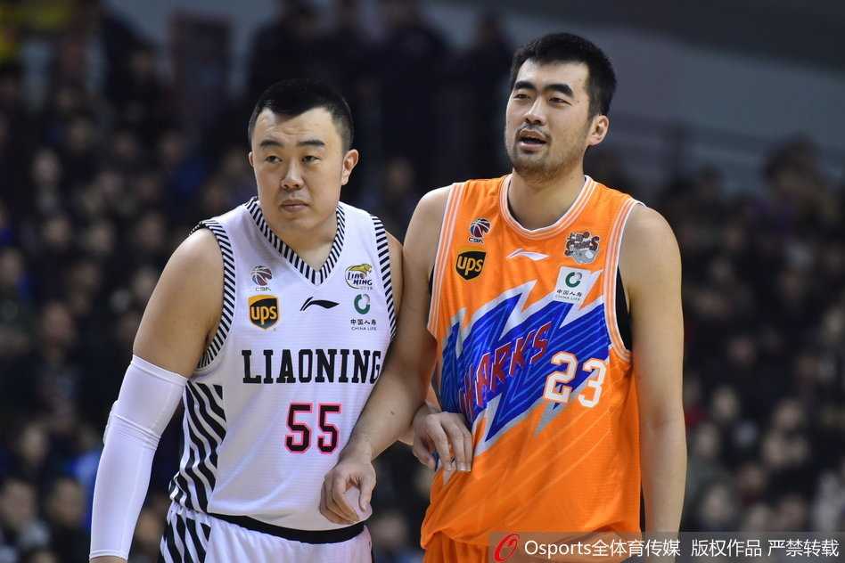 锁定胜局后，辽宁队球员们紧紧相拥庆祝，汗水与笑容交织成胜利的喜悦