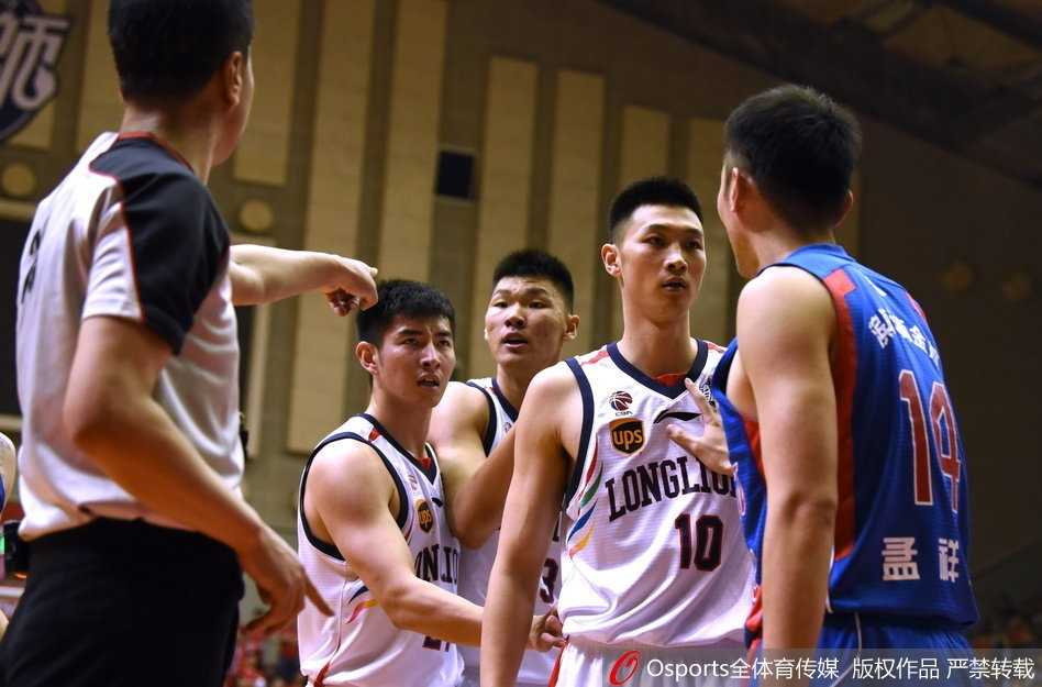 CBA激烈冲突夜:广州大胜天津,赛场火爆瞬间回顾 天津队外援霍尔曼面露怒色,手臂紧紧箍住皮球,身边的广州队防守球员寸步不让,双方胸脯顶着胸脯,眼神交汇处仿佛能擦出火花,火药味隔着屏幕都能感受到。