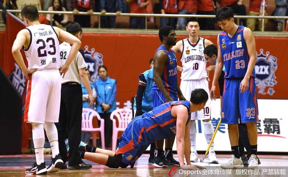 CBA激烈冲突夜:广州大胜天津,赛场火爆瞬间回顾 双方队员围成一团,场面陷入混乱,一名球员的手臂高高扬起,旁边的裁判奋力吹响哨子试图控制局面,看台上的观众也纷纷起立关注场内动态。