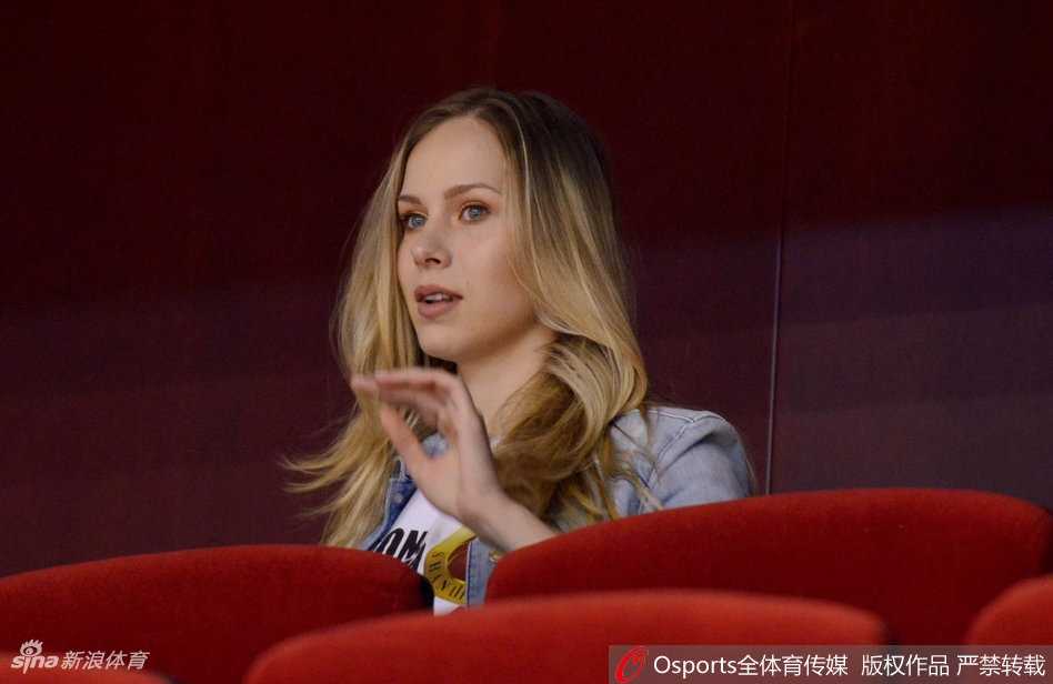 CBA焦点战中的一抹温柔暖色:莫泰尤纳斯爱妻看台助阵记 比赛间隙,莫泰妻子神色专注地望向场内,双手轻轻托腮,仿佛正在心中为丈夫默默祈祷下一次进攻的成功。