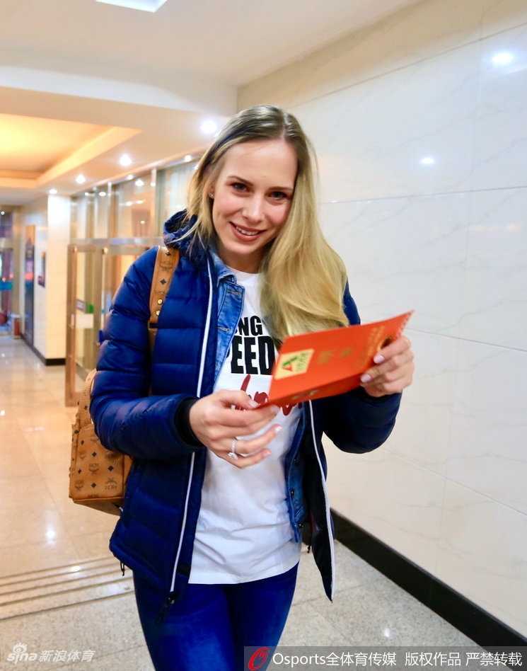 CBA焦点战中的一抹温柔暖色:莫泰尤纳斯爱妻看台助阵记 宝莲娜身着一袭简约的浅色针织衫,脸庞在体育馆明亮的灯光下显得格外精致,微微一笑便如春风拂面。