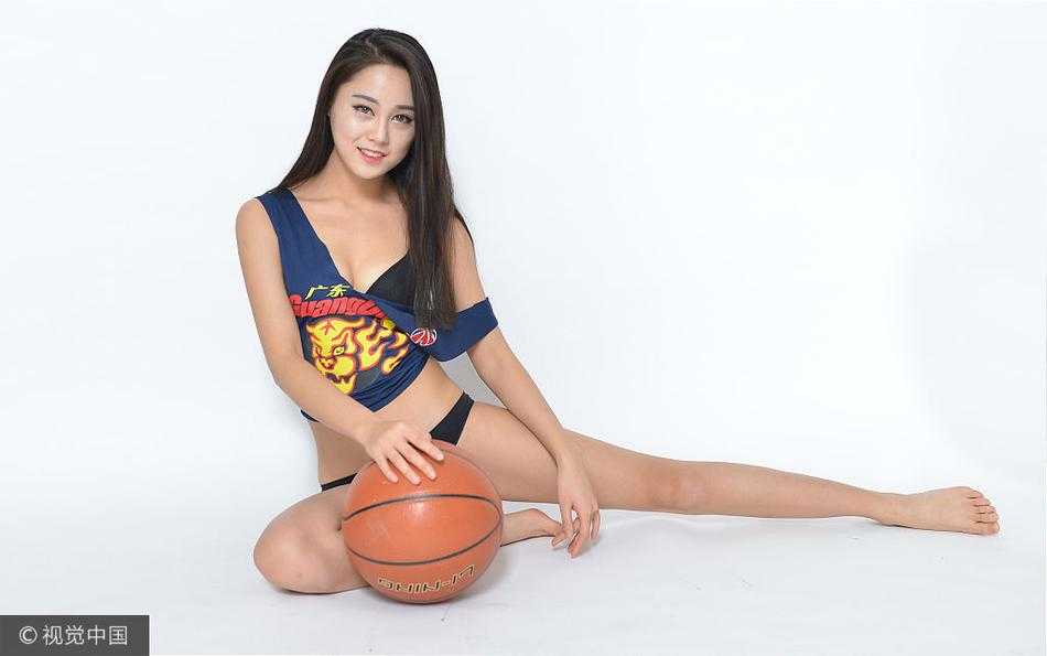 CBA焦点战中的靓丽风景线 宏远宝贝倾情助威点燃全场 赛后庆祝时刻,宏远宝贝们手牵手向全场观众鞠躬致意,她们的笑容比手中的花球更加灿烂,感谢着球迷们的支持和呐喊