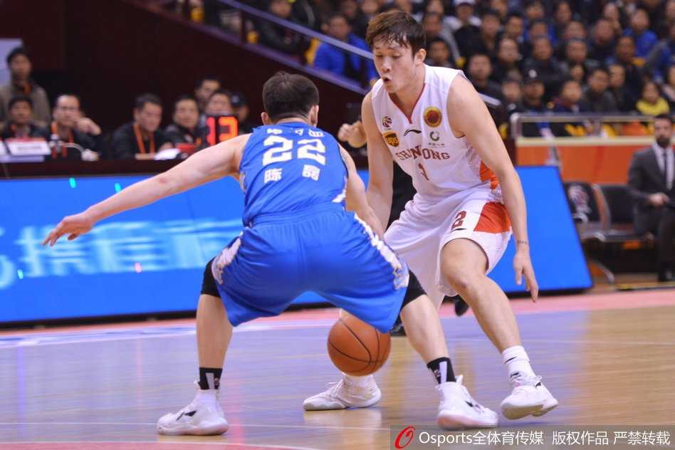 CBA焦点战泉城沸腾,丁彦雨航率山东复仇肯帝亚豪取关键胜利 大胜后的山东替补席一片欢腾,球员们挥舞着毛巾击掌相庆,脸上洋溢着如同过节般的喜悦笑容,胜利的喜悦感染了在场的每一个人。