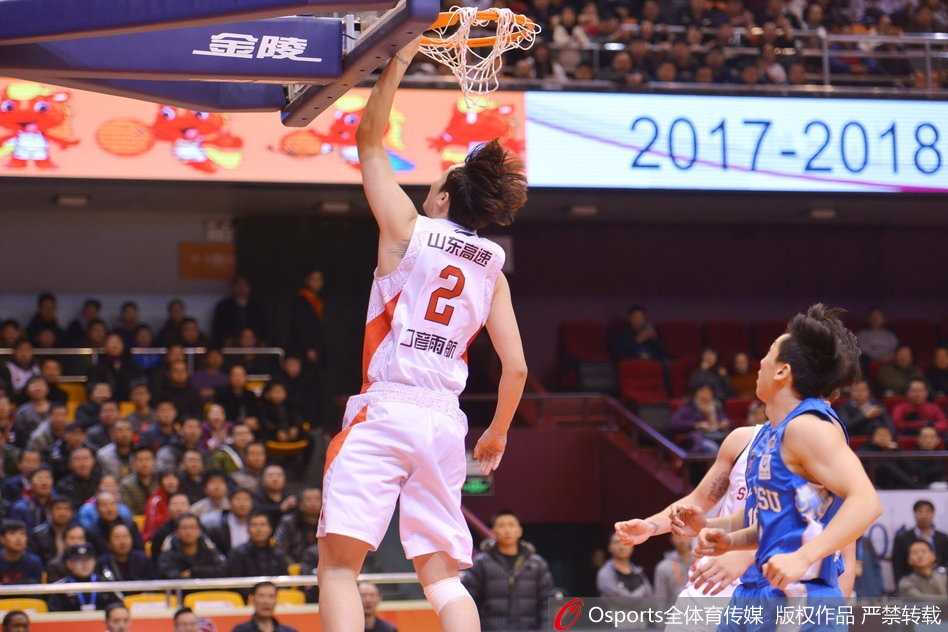 CBA焦点战泉城沸腾,丁彦雨航率山东复仇肯帝亚豪取关键胜利 山东高速主帅凯撒在场边激情指挥,他的大手一挥,示意球队继续扩大优势,整个教练组都随着比赛的节奏而热血沸腾。