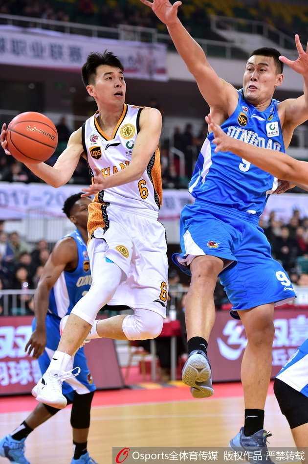 CBA焦点战:山西汾酒主场击退青岛,斯科拉吉布森上演飙分大战 山西队年轻后卫王洪在青岛队高大内线的干扰下,依然勇敢地将球抛向篮筐,完成了一次精彩的压哨上篮,引爆了全场气氛。