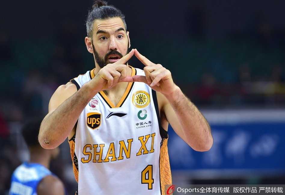 CBA焦点战:山西汾酒主场击退青岛,斯科拉吉布森上演飙分大战 山西队外援沃伦如一道黑色闪电般突破青岛队的防线,高高跃起上演单手劈扣,整个球馆都被他的暴力美学所震撼。
