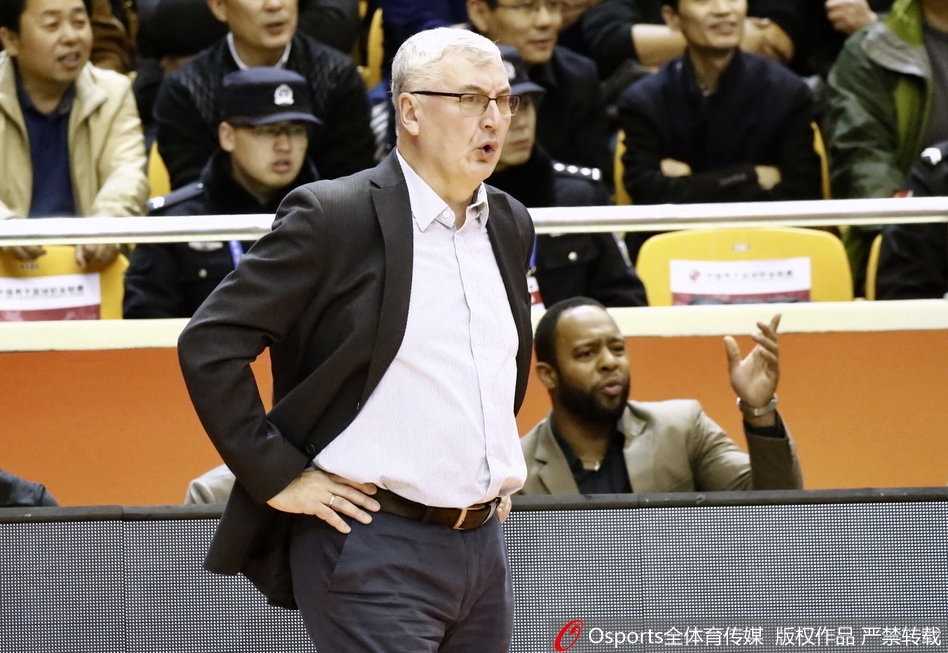 CBA第10轮:劳森末节狂飙20分,山东高速主场15分大胜广东宏远 广东队小将胡明轩在边线奋力救球,即使倒地也全力以赴,展现了年轻球员的拼搏精神