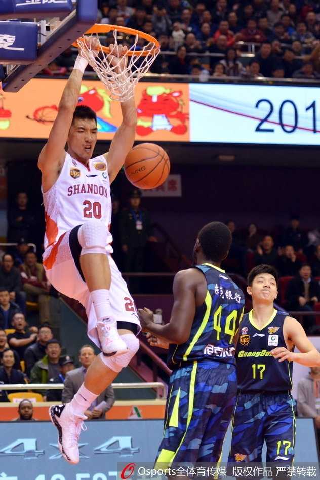 CBA第10轮:劳森末节狂飙20分,山东高速主场15分大胜广东宏远 山东男篮悍将张庆鹏运球推进,眼神犀利,时刻准备给对手致命一击