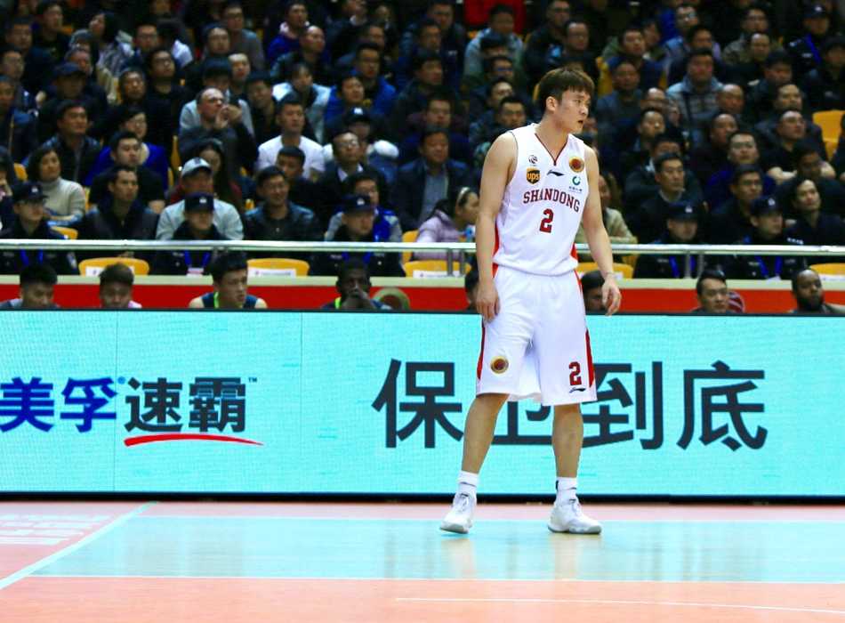 CBA第10轮:劳森末节狂飙20分,山东高速主场15分大胜广东宏远 小外援劳森全场飞奔运球突破,广东队赵睿在身后奋力追赶却只能目送篮球入网