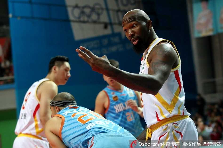 CBA第11轮:南京同曦上演惊天逆转,主场大胜卫冕冠军新疆男篮 买尔丹在篮下以一敌三,用强悍的防守阻止了新疆队的必进球,这一刻他如同内线铁闸,守护着球队的胜利。