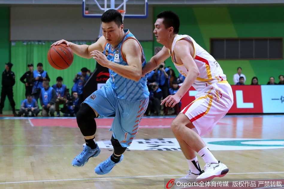 CBA第11轮:南京同曦上演惊天逆转,主场大胜卫冕冠军新疆男篮 比赛结束后,南京同曦全队球员紧紧围在一起,庆祝这场来之不易的惊天逆转,这一刻属于团结而顽强的他们。