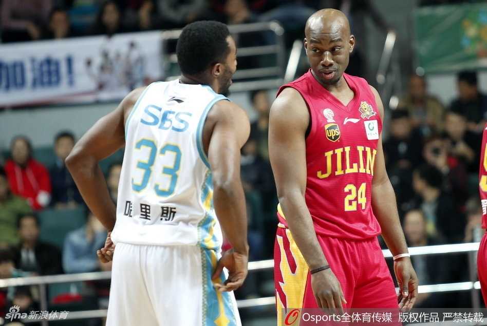 王哲林与哈里斯心有灵犀，完成一次精彩的撞墙式配合后直杀篮下，面对补防的吉林队员，王哲林强起上篮造成杀伤