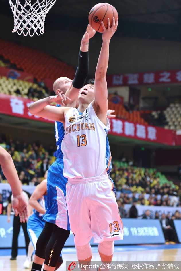 中场休息时，青春活力的篮球宝贝们闪亮登场，她们用热情四射的舞蹈点燃了全场气氛，为紧张激烈的赛场增添了一抹亮色。