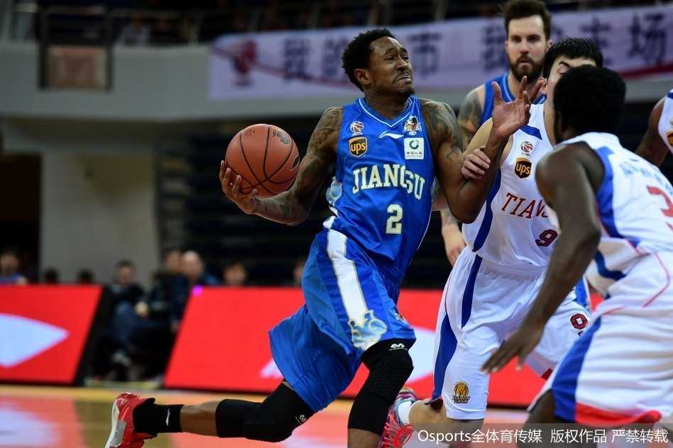 比赛结束后，江苏肯帝亚的球员们围聚在一起，怒吼着庆祝这场来之不易的大胜，团队篮球的信念在这一刻熠熠生辉。