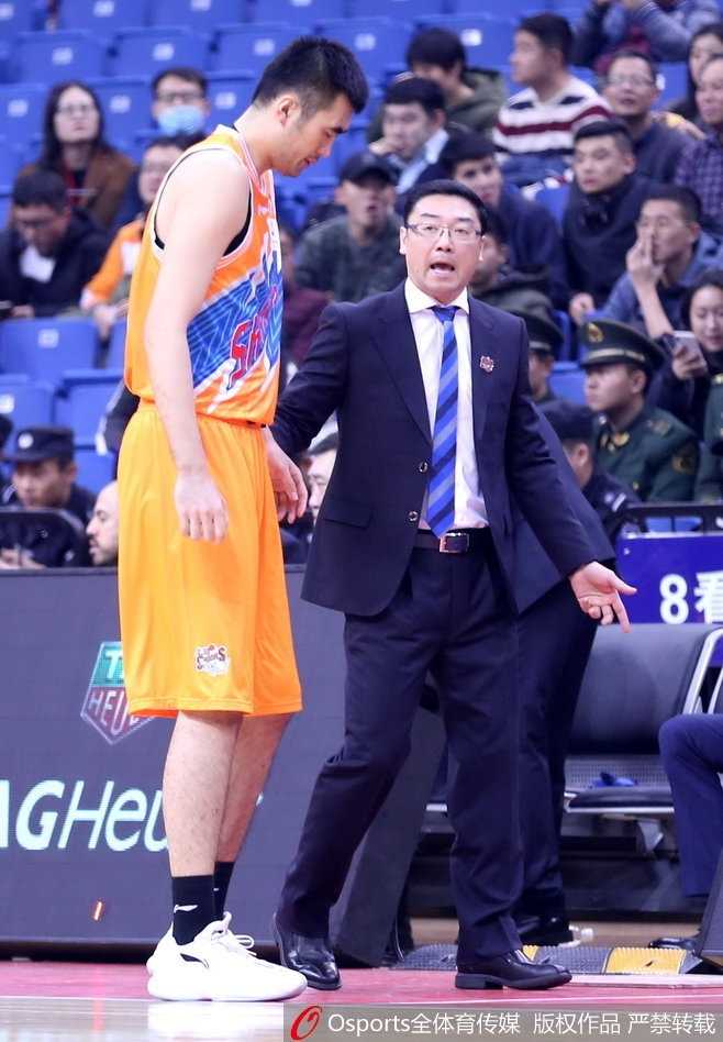 上海队明纳拉斯在青岛内线高高跃起，轻舒猿臂完成单手补扣，展现强大统治力