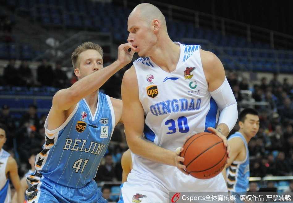 青岛国信双星队外援吉布森在防守悍将的紧逼下，依然坚决地持球突破，撕开北京队的防线