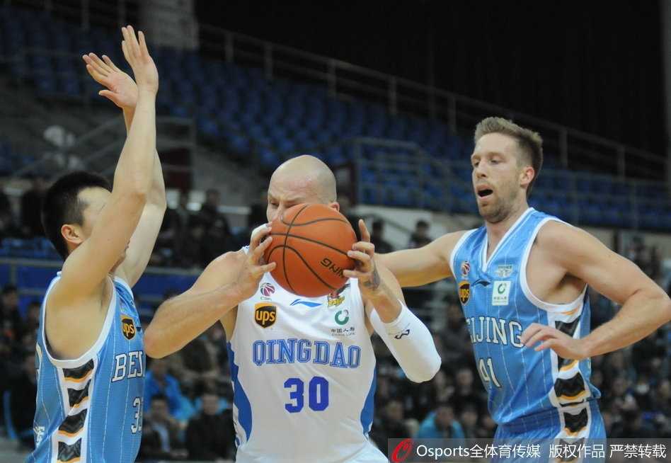 青岛队主帅巩晓彬在场边神色严峻地指挥战斗，面对场上的不利局面，他不断地向球员们强调战术