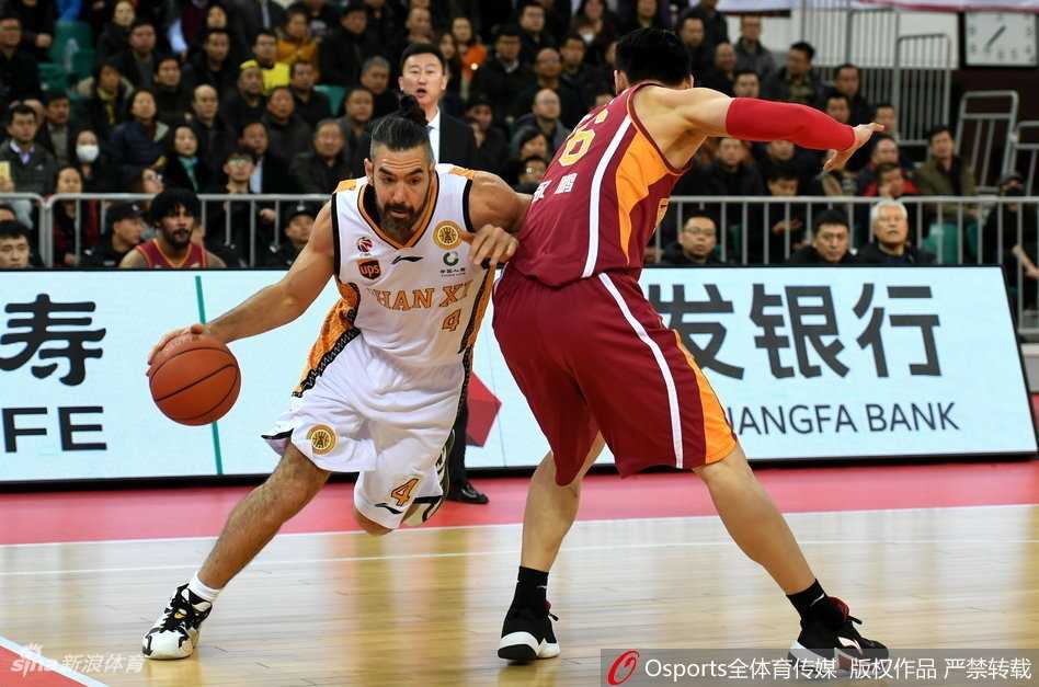 双方球员在篮下为了球权展开激烈肉搏，肌肉碰撞的声音仿佛穿透屏幕，这是CBA联赛硬度最真实的写照。