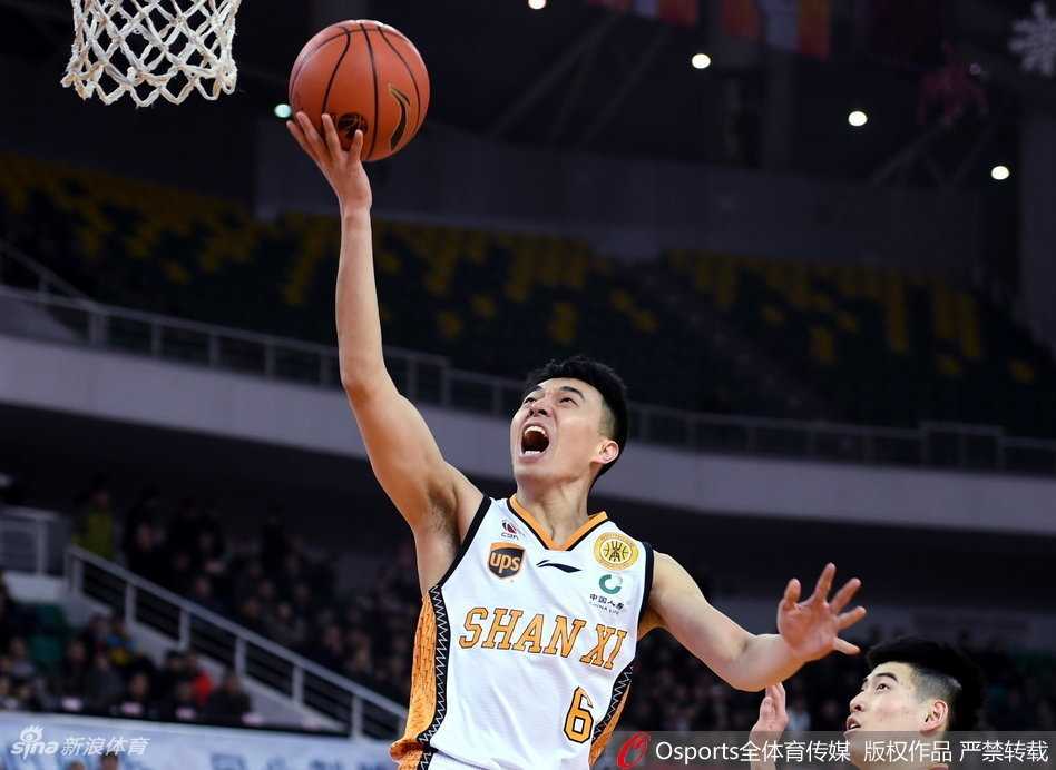 浙江稠州银行队外援威姆斯面对山西队的贴身紧防，坚决突破上篮。他此役砍下全队最高的33分，是浙江队最锋利的尖刀。
