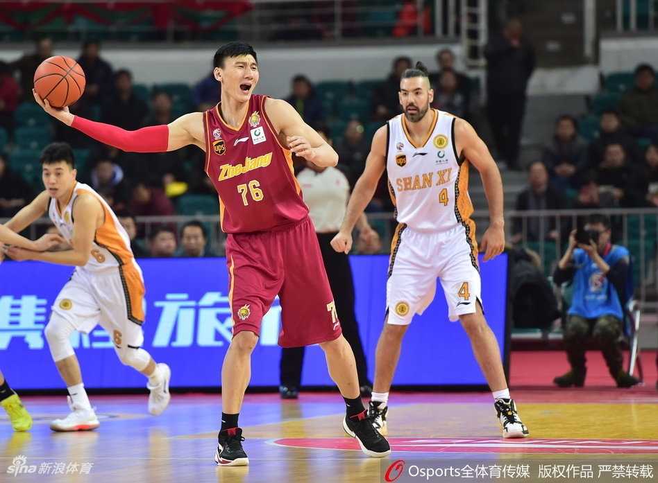 山西男篮外援斯科拉在浙江队内线群中强行上篮，他凭借梦幻脚步晃开防守，阿根廷钻石闪耀全场。