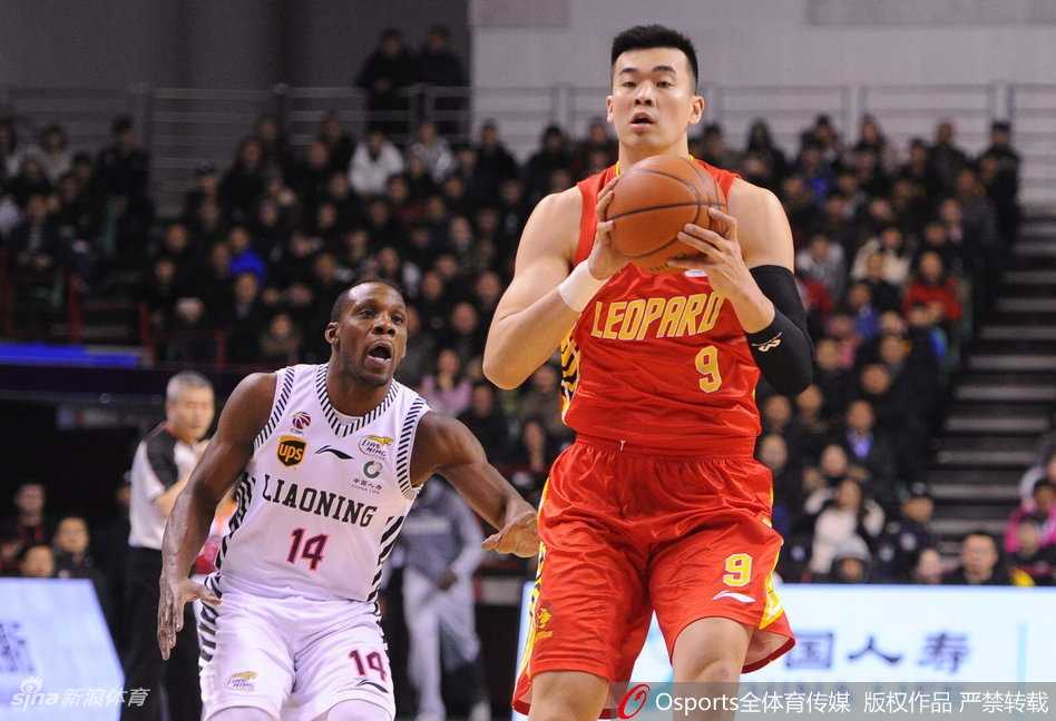 辽宁队小外援哈德森在严密防守下强行出手三分，眼神中充满了杀手的冷酷与坚定。