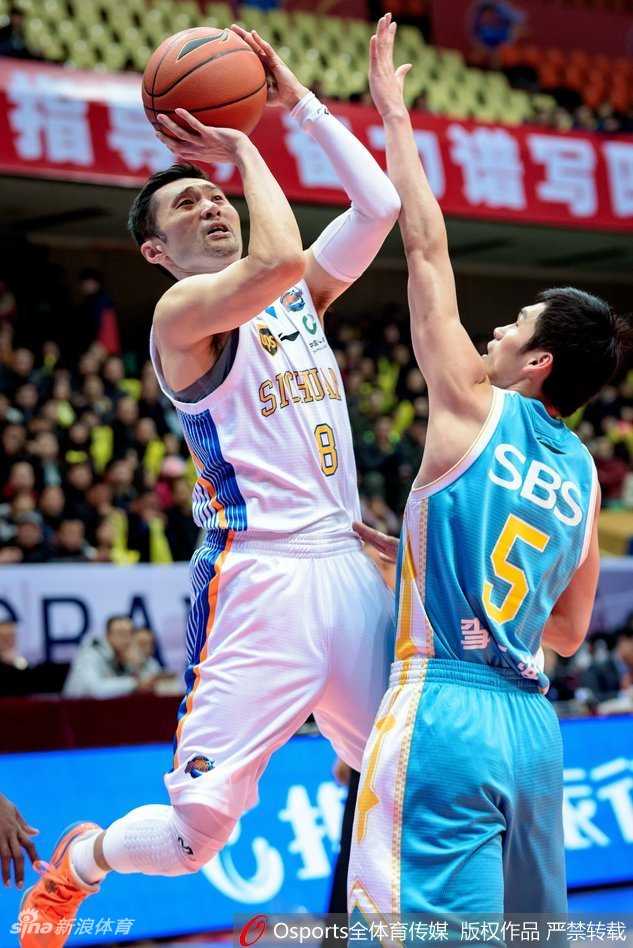 CBA第三十六轮川闽之战:王哲林双二十擎天,赵泰隆三十二分射日 亚洲第一中锋哈达迪在内线展示梦幻脚步,他背身单打后突然转身,利用猿臂轻舒,篮球划出一道美妙的弧线稳稳落袋,四川队的进攻全仰仗这位老将的轴心作用。