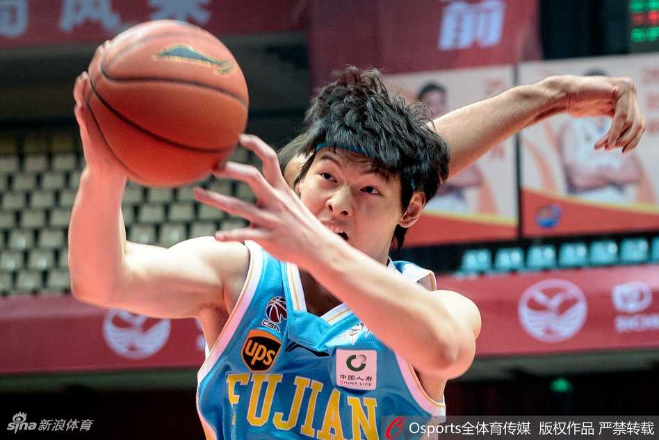 CBA第三十六轮川闽之战:王哲林双二十擎天,赵泰隆三十二分射日 福建外援哈里斯如猎豹般直杀篮下,他迎着防守高高跃起,在空中滑翔后以一记势大力沉的单手劈扣点燃全场,完美展现了他的爆发力与冲击力。