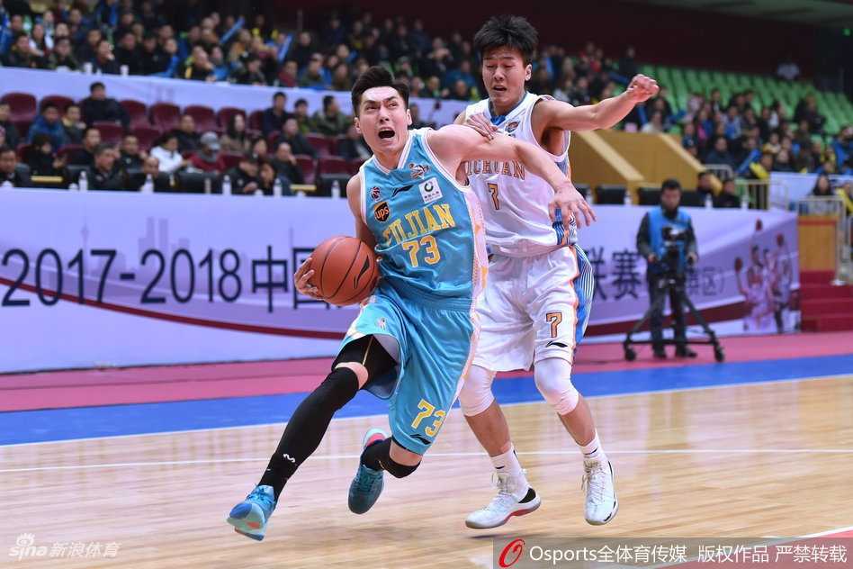 CBA第三十六轮川闽之战:王哲林双二十擎天,赵泰隆三十二分射日 福建内线核心王哲林强硬要位,他接球后旱地拔葱,在两名防守球员的夹击下强行起跳,双手将球砸进篮筐,展现出新一代国产中锋的绝对力量与霸气。