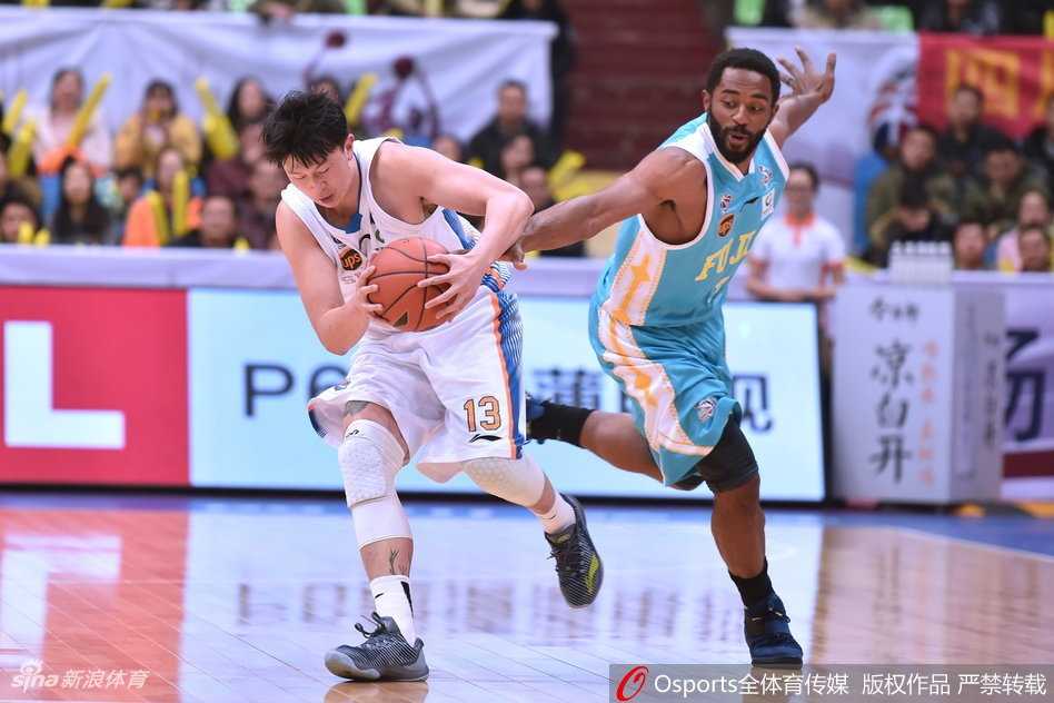 CBA第三十六轮川闽之战:王哲林双二十擎天,赵泰隆三十二分射日 昔日四川队夺冠功臣蔡晨此役面对旧主毫不手软,他在篮下觅得良机,用一记轻巧的舔篮拿下两分,赛场重逢,各为其主,温情与厮杀并存。