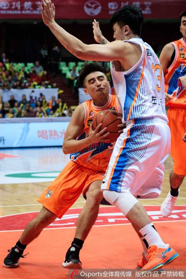 CBA第五轮焦点战:上海客场大逆转四川,送对手五连败 四川队外援富兰克林在对方严密防守下强行突破上篮,他全场贡献28分10篮板8助攻的全面数据