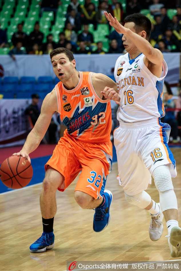 CBA第五轮焦点战:上海客场大逆转四川,送对手五连败 四川队精神领袖孟达底角出手三分瞬间,此役他手感滚烫命中6记三分,空砍30分仍难救主