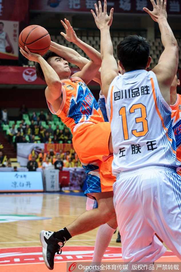 CBA第五轮焦点战:上海客场大逆转四川,送对手五连败 上海队外援明纳拉斯迎着防守跳投命中,他本场砍下21分11篮板,在内线给予了弗雷戴特巨大支持