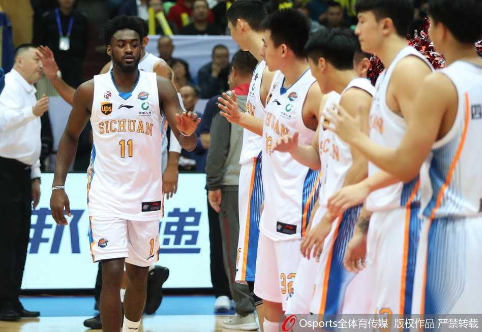 CBA第五轮焦点战:上海客场大逆转四川,送对手五连败 上海队核心弗雷戴特在四川队多人围堵下依然自信出手,这正是他本场砍下50分统治级表现的缩影