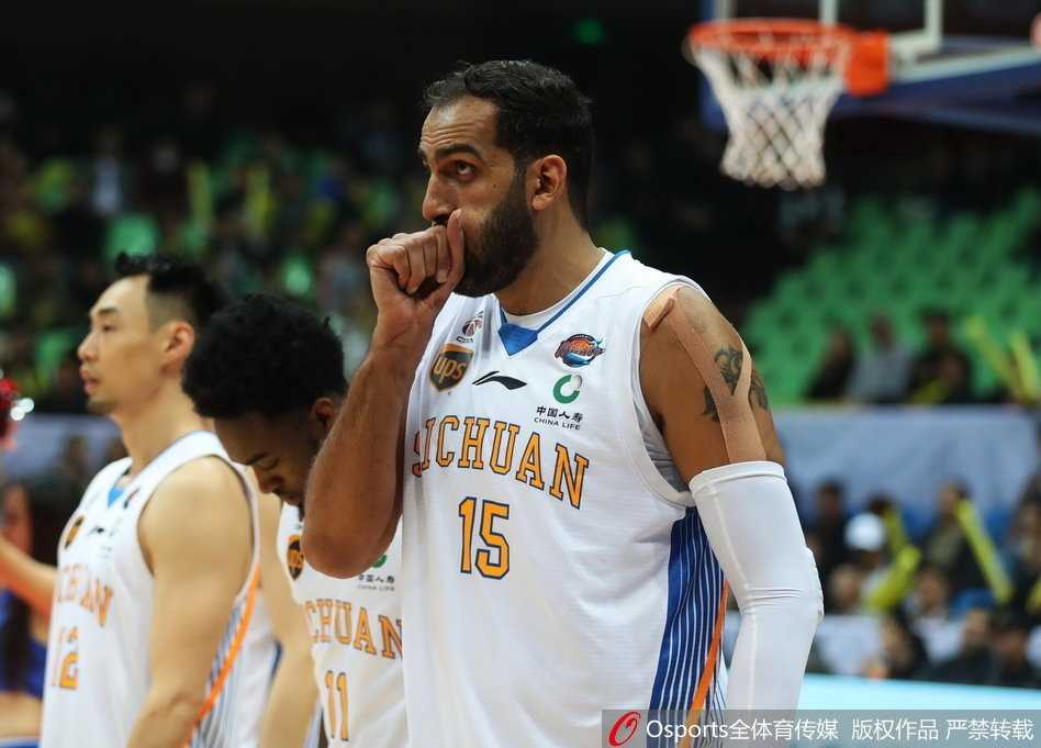 CBA第五轮焦点战:上海客场大逆转四川,送对手五连败 四川队年轻后卫黄荣奇突破上海防线抛投得分,这位小将全场贡献19分,是主队为数不多的亮点