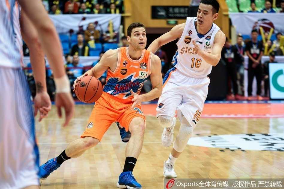 CBA第五轮焦点战:上海客场大逆转四川,送对手五连败 弗雷戴特在四川队主场双手抱球仰望篮筐,眼神中透露出不可阻挡的杀气,此役他狂砍50分成为逆转最大功臣