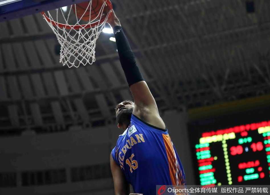 CBA第六轮卫冕冠军的新引擎布拉切回归引领新疆逆转四川 比赛结束后新疆球员围成一圈激情怒吼,他们用一场逆转胜迎接布拉切的归来,这一刻团队篮球的力量在红山体育馆闪耀。