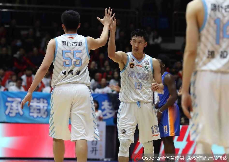 CBA第六轮卫冕冠军的新引擎布拉切回归引领新疆逆转四川 达柳斯·亚当斯在四川队多人围堵下强行突破,他眼神坚毅,犹如一把尖刀直插对手腹地,全场轰下44分成为球队获胜的攻城锤。