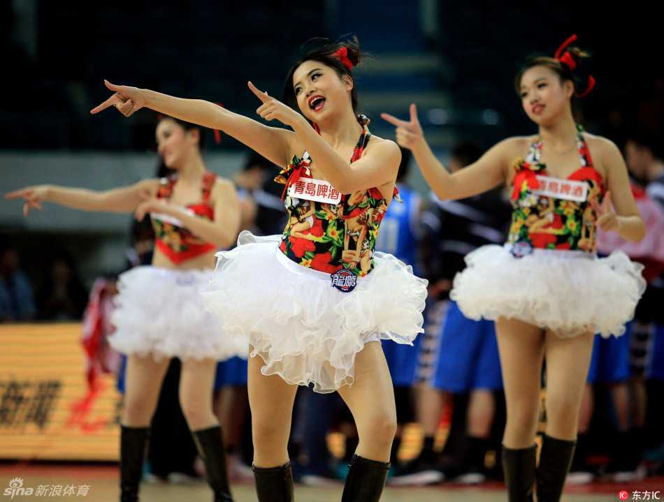 灯光下，女孩们手中的花球反射出璀璨的光点，她们排成纵列迈开舞步，像一股涌动的彩色潮流，瞬间席卷了整个篮球赛场的地板。